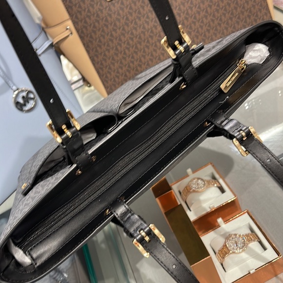 MICHAEL KORS JET SET TRAVEL MEDIUM DOUBLE POCKET TOTE
BLACK SIGNATURE
NWT - Picture 6 of 16